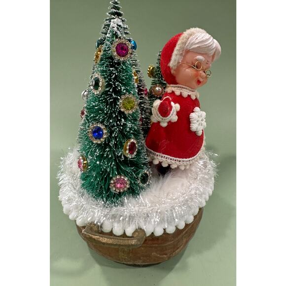 Price Reduced Vintage Mrs. Claus Assemblage in a Tin Pot - Picture 4 of 8